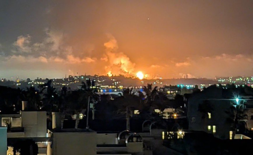 ParveenShahina0's tweet image. ALERT: Massive fire breaks out at Chevron's El Segundo refinery in Los Angeles after a deafening explosion near LAX! Flames visible for miles. Emergency crews on site. Stay safe LA! 

#ElSegundoFire #LosAngelesCrisis