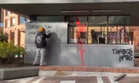 LaWebNoticias's tweet photo. Violentas protestas pro Palestina dejaron vandalizado un CAI en la avenida Chile, Bogotá.
https://t.co/a7mnxSWJMB https://t.co/oLNYrkl910