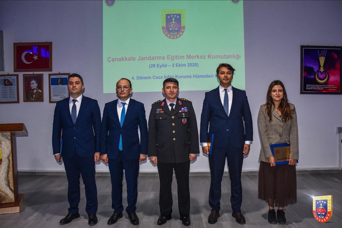 jandarma's tweet photo. Çanakkale Jandarma Eğitim Merkez Komutanlığımızda, Adalet Bakanlığı personelinin de katılımıyla düzenlenen “4’üncü Dönem Cezaevi Hizmetleri Kursu” başarıyla tamamlandı.
📍Çanakkale
#Jandarma
#JandarmaAsayiş https://t.co/eoF50D9kPH
