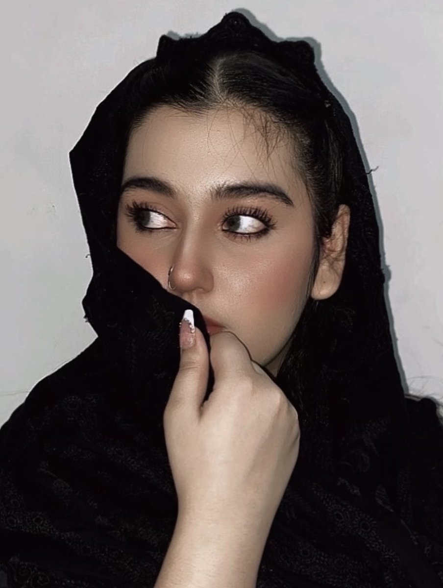 मोहब्बत कोरे काग़ज़ पर कभी लिक्खी नहीं जाती
कि मिट जाने का ख़तरा है

मोहब्बत साफ़ पत्थर पर कभी कंदा नहीं करते
कि पत्थर टूट सकता है

मोहब्बत दिल के आईने में ही तहरीर होती है
अगर दिल टूट भी जाए

मोहब्बत किर्चियाँ बन कर सदा सीने में रहती है
हमेशा ज़िंदा रहती है