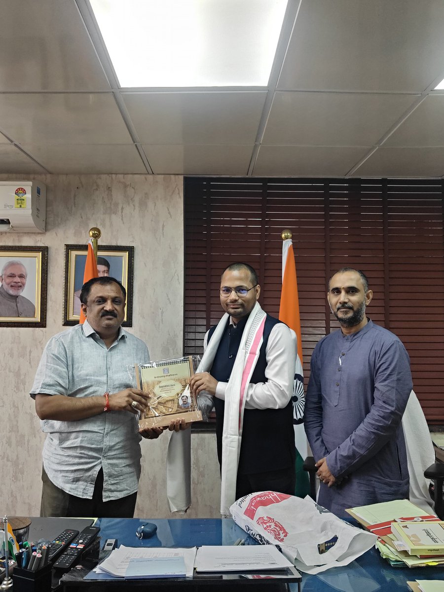 CentralSanskrit's tweet image. आज @CentralSanskrit नई दिल्ली में  कुलपति @shrivarakhedi व कुलसचिव @ragamuki से #SDM करोलबाग @Adityak_jha001,दानिक्स कैडर ने शिष्टाचार भेंट की। संस्कृत को वैकल्पिक विषय रखकर 4 बार UPSC में सफलता परिवार की चार पीढ़ियों की संस्कृत साधना प्रेरणादायक है।@IKS_Media
#UPSC #Sanskrit