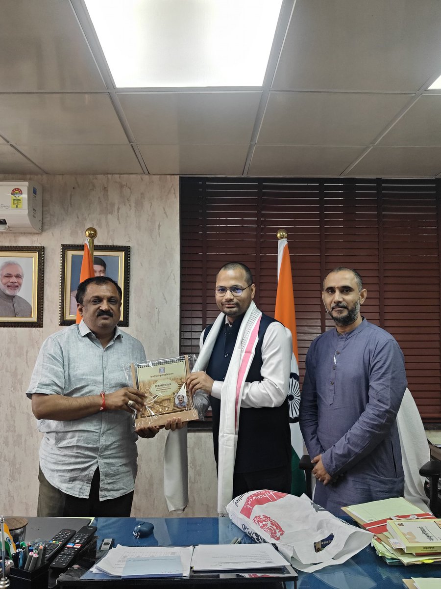 CentralSanskrit's tweet image. आज @CentralSanskrit नई दिल्ली में  कुलपति @shrivarakhedi व कुलसचिव @ragamuki से #SDM करोलबाग @Adityak_jha001,दानिक्स कैडर ने शिष्टाचार भेंट की। संस्कृत को वैकल्पिक विषय रखकर 4 बार UPSC में सफलता परिवार की चार पीढ़ियों की संस्कृत साधना प्रेरणादायक है।@IKS_Media
#UPSC #Sanskrit