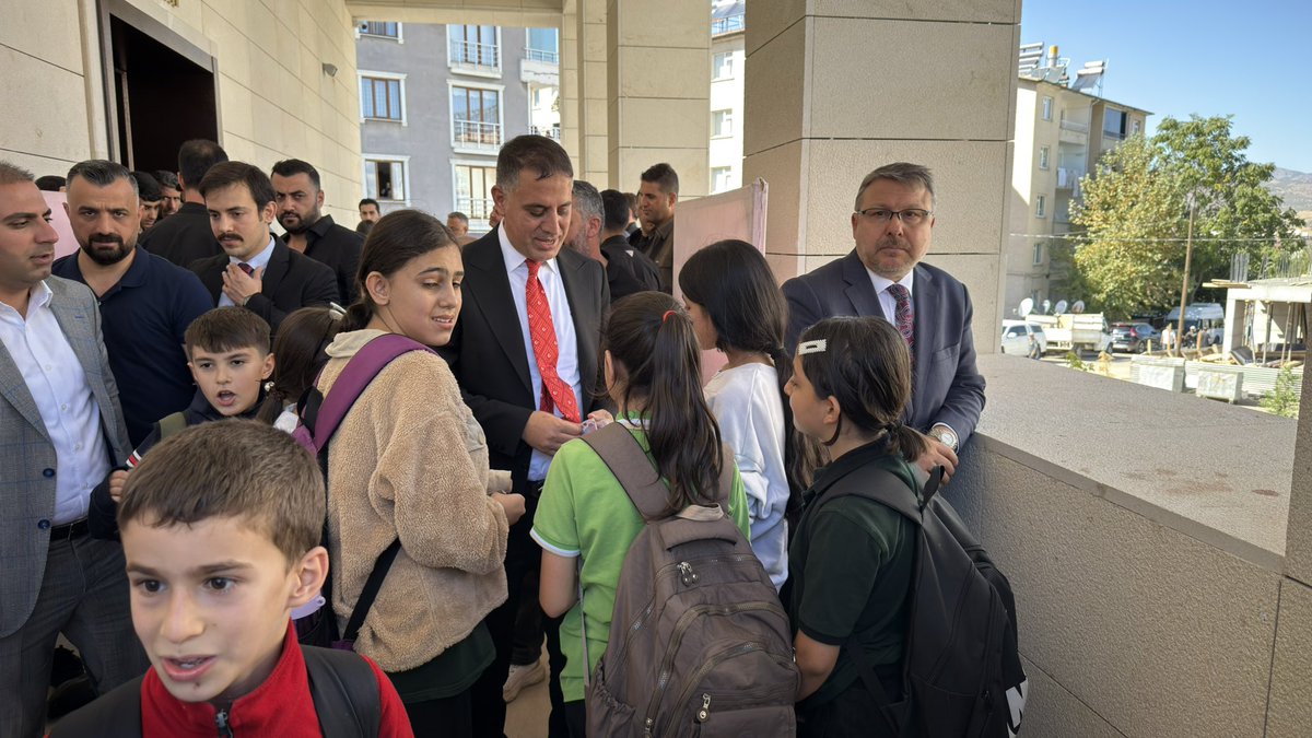 veyseldemirci06's tweet image. 📍 Bingöl – Genç
Cami çıkışında çocuklarımızla hasbıhal ederek gönüllerini aldık.
Yüzlerindeki samimiyet ve heyecan, geleceğe dair umutlarımızı daha da güçlendiriyor. 🌿✨

#Bingöl #Genç #Türkiye #ÇocuklarGeleceğimizdir #BirlikBeraberlik #Samimiyet #GönülKöprüleri