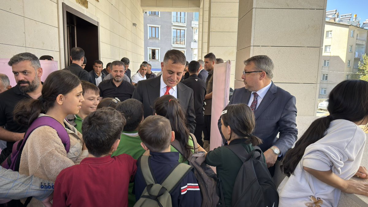 veyseldemirci06's tweet image. 📍 Bingöl – Genç
Cami çıkışında çocuklarımızla hasbıhal ederek gönüllerini aldık.
Yüzlerindeki samimiyet ve heyecan, geleceğe dair umutlarımızı daha da güçlendiriyor. 🌿✨

#Bingöl #Genç #Türkiye #ÇocuklarGeleceğimizdir #BirlikBeraberlik #Samimiyet #GönülKöprüleri