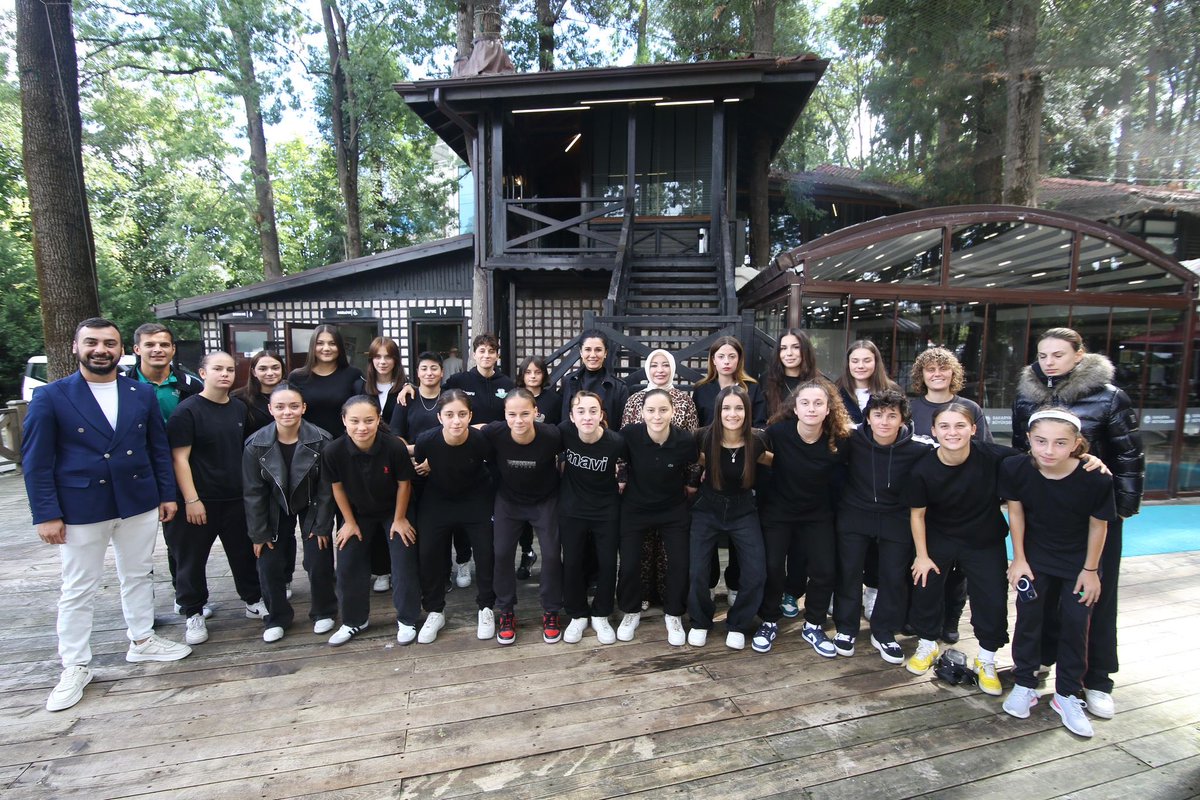 Sakarya Kadın Futbol Takımı sporcuları ile bir araya gelerek kadın futbolunu, birlikte hayata geçirebileceğimiz projeleri konuştuk.

Spor şehri Sakarya’mızda kızlarımızı spora teşvik eden, fırsat eşitliğine erişmelerine öncülük eden çalışmaları çok kıymetli buluyoruz.

Kadın