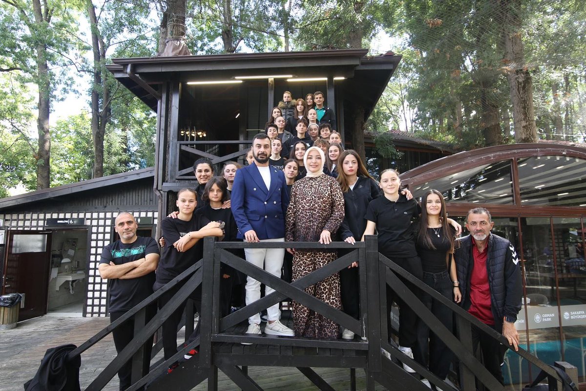 cigdemerdogantr's tweet photo. Sakarya Kadın Futbol Takımı sporcuları ile bir araya gelerek kadın futbolunu, birlikte hayata geçirebileceğimiz projeleri konuştuk.

Spor şehri Sakarya’mızda kızlarımızı spora teşvik eden, fırsat eşitliğine erişmelerine öncülük eden çalışmaları çok kıymetli buluyoruz.

Kadın Futbol Kulübü de bu anlamda önemli bir ihtiyaca cevap veriyor.

Futbolcularımızın azmi, gayretli çalışmalarına yakından şahidiz. Süper Lig hedefiyle sezona güçlü bir şekilde başlayan yeşil siyahlı temsilcimize inanıyor, onları yürekten destekliyoruz.

Sakarya Kadın Futbol Kulubü Başkanı Ayberk Rendeci başta olmak üzere, idari ve teknik kadro ile futbolcularımıza başarılar dilerim.