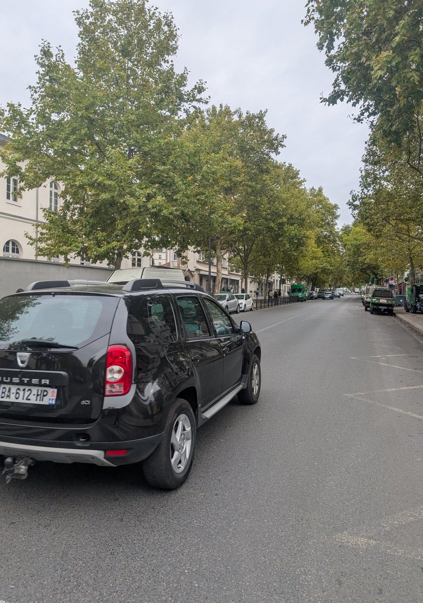 Voilà les voitures qui ne respectent pas la priorité des piétons a l'instant boulevard Diderot. 
<a href="/prefpolice/">Préfecture de Police</a> <a href="/PoliceNationale/">Police nationale</a> <a href="/Gendarmerie/">Gendarmerie nationale</a> <a href="/PMdeParis/">Police Municipale de Paris</a>

Et c'est souvent dans ce boulevard ou il y a des pas de piéton non géré par feu rouge.