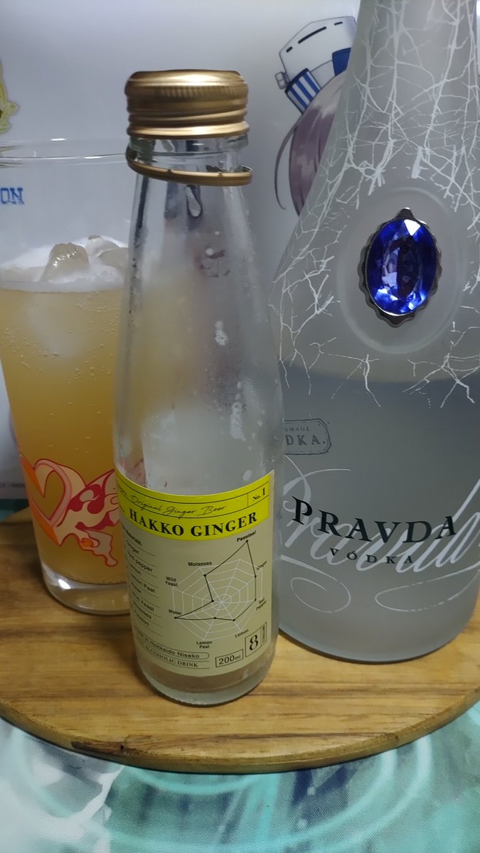 KaiserSuezoo's tweet photo. おかわり～d(＞ω＜｡)
Pravda(プラヴダ) ウォッカ
HAKKOGINGER割
こいつを呑む時
カチューシャが脳内を流れる
(｀･з･)ﾉＵ☆Ｕヽ(･ω･´)乾杯
 #ウォッカ #PRADA   #家飲み https://t.co/wVk9NLoF5q