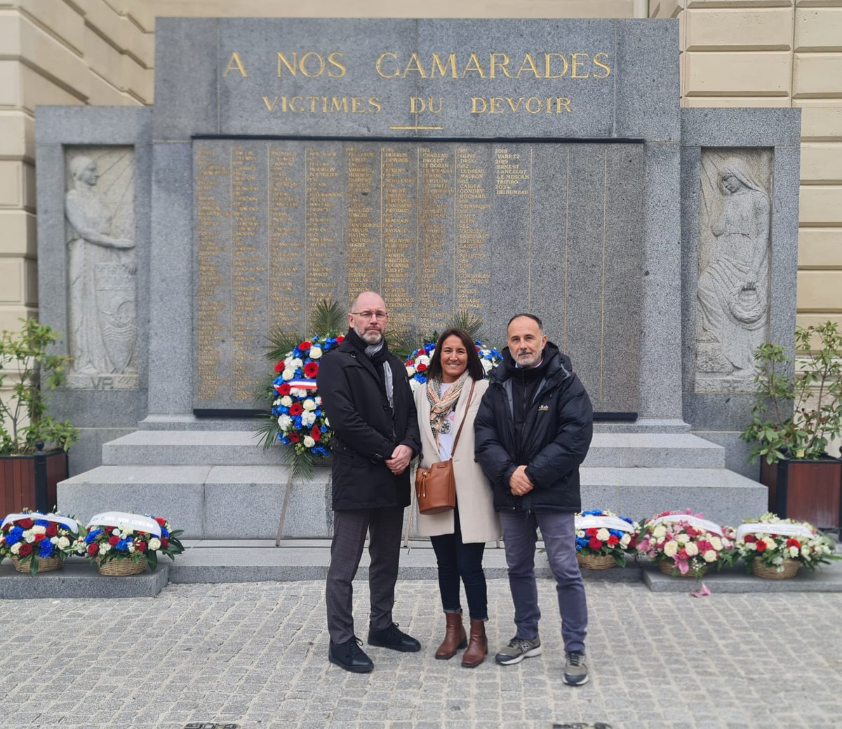 alliancepolice's tweet photo. Ne les oublions pas.
En mémoire de nos collègues Damien ERNEST, Anthony LANCELOT, Brice LE MESCAM et Aurélia TRIFIRO, victimes du terrorisme islamiste le 3 octobre 2019.
@alliancepn présent à la cérémonie à la Préfecture de Police de Paris.
#Hommage #PoliceNationale 👮‍♂️🇫🇷 https://t.co/PnHgN8b7Q6