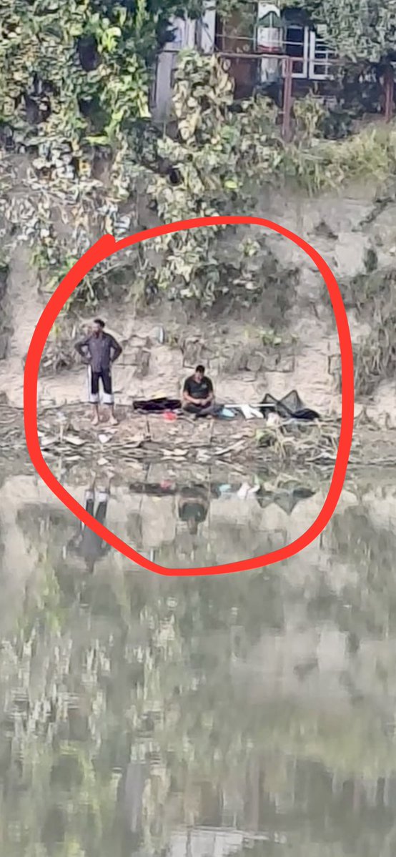 TahirPeerzada_'s tweet image. SOS ‼️
Received these pictures from a concerned citizen! A dangerous trend has emerged where some people climb over the side walls onto the pillars of the Presentation Convent School footbridge, the Abdullah Bridge, and even the banks of the Jhelum to catch fish! God forbid if…