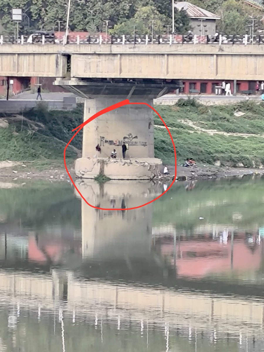 TahirPeerzada_'s tweet image. SOS ‼️
Received these pictures from a concerned citizen! A dangerous trend has emerged where some people climb over the side walls onto the pillars of the Presentation Convent School footbridge, the Abdullah Bridge, and even the banks of the Jhelum to catch fish! God forbid if…