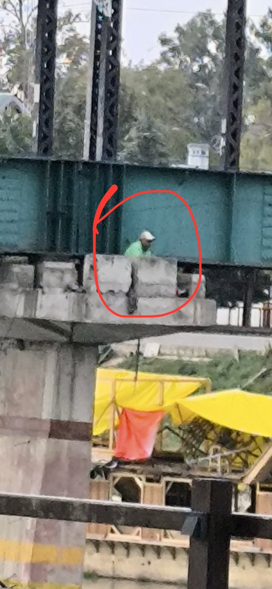 TahirPeerzada_'s tweet image. SOS ‼️
Received these pictures from a concerned citizen! A dangerous trend has emerged where some people climb over the side walls onto the pillars of the Presentation Convent School footbridge, the Abdullah Bridge, and even the banks of the Jhelum to catch fish! God forbid if…