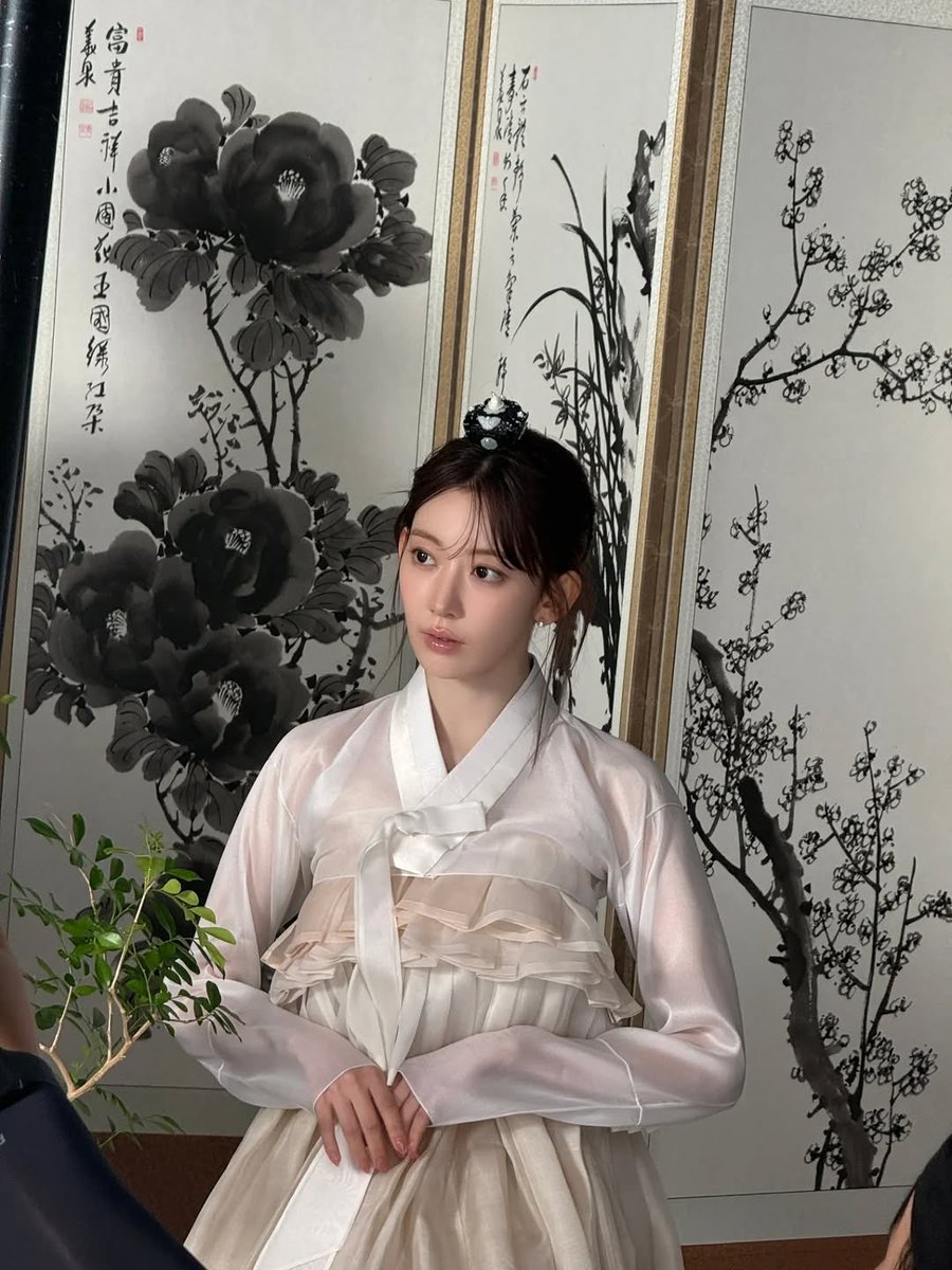 SAKURA LOOKS SO MAJESTIC AND ROYAL