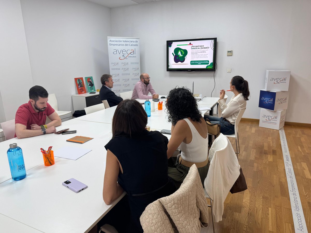 avecal's tweet photo. ♻️👞 Desde Avecal y @Gerescal hemos celebrado esta mañana una jornada, en formato presencial y online, para informar sobre el impacto de esta nueva normativa europea, que se prevé que entre en vigor el año que viene. https://t.co/qhmIoQX80M