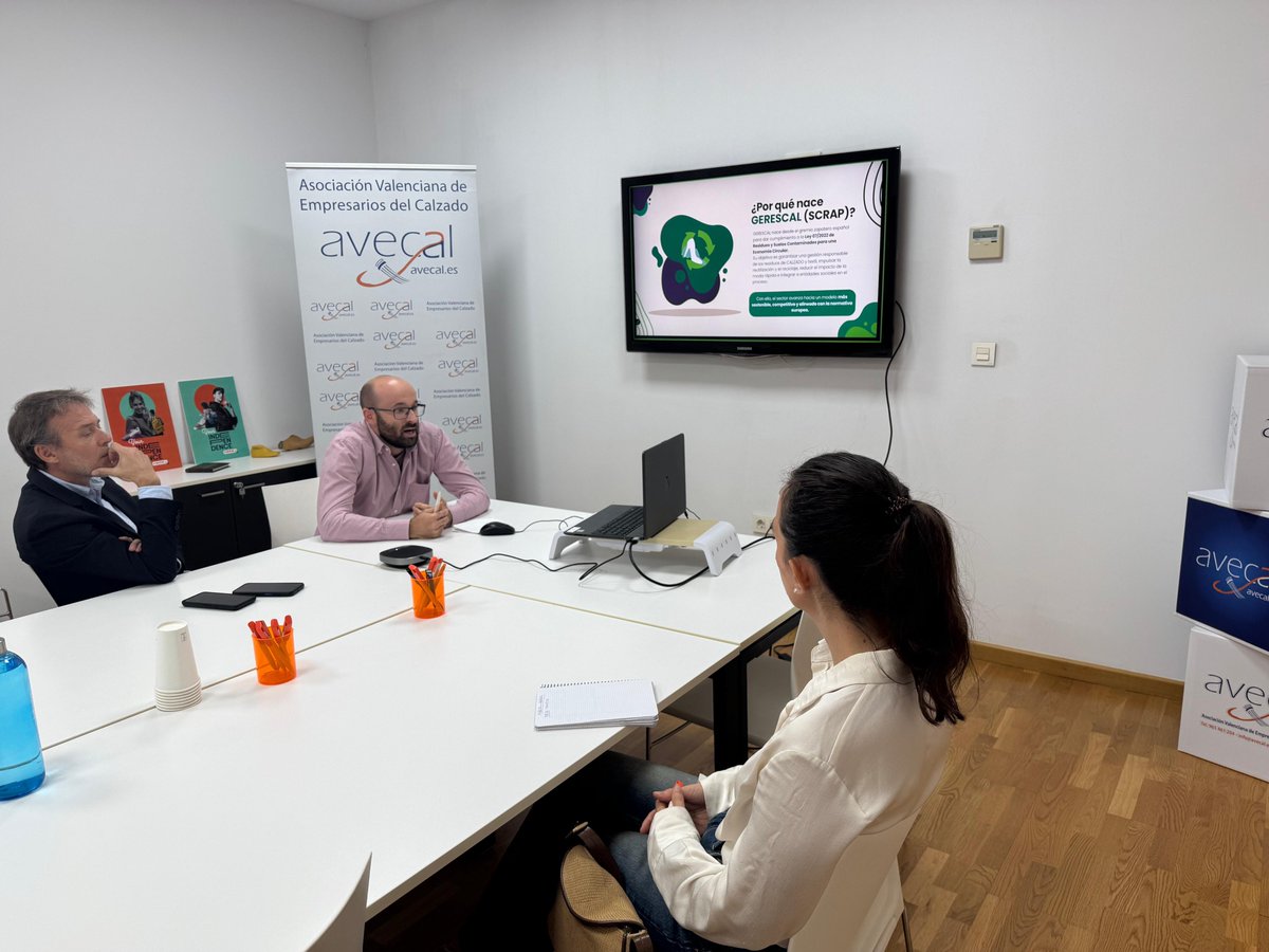 avecal's tweet photo. ♻️👞 Desde Avecal y @Gerescal hemos celebrado esta mañana una jornada, en formato presencial y online, para informar sobre el impacto de esta nueva normativa europea, que se prevé que entre en vigor el año que viene. https://t.co/qhmIoQX80M