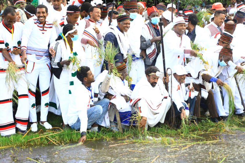 TayeAtske's tweet photo. እንኳን ለኢሬቻ የምስጋና ቀን በሰላም አደረሳችሁ።
በዓሉ የደስታ፣ የብልጽግ እና የበረከት ይሆን ዘንድ እመኛለሁ። 

Baga Irreecha Malkaa nagaan geessan. Ayyaanichi kan gammachuu, kena badhaadhinaafi kan eebbaa akka ta'un isiniif hawwa. https://t.co/0ZGOC2nDAN