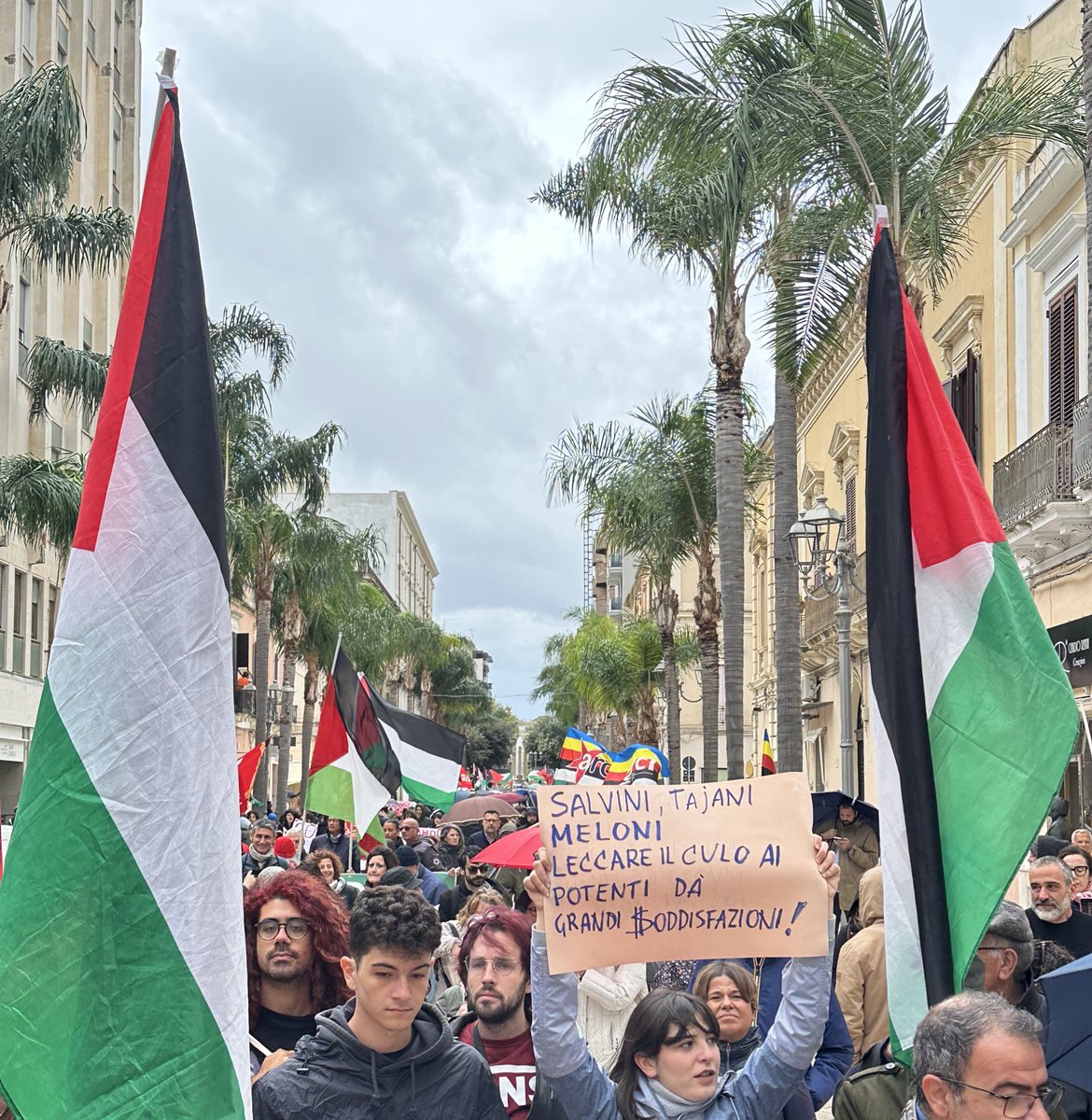 A Brindisi tempesta, pioggia, freddo incredibile…. E un corteo gigantesco che non si aspettava nessuno… c’è ancora speranza raga 
  #scioperogenerale