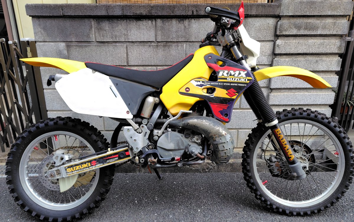 RtCoconut's tweet photo. バイク売ります[再]
前回最終的に売却に至らずで、再度アップします。
1996年式RMX250S SJ14
前回別でオク予定だったパーツも込みで25万円
⚪レース仕様(混合給油・登録書類無し)
⚪前後足回りRM用(スタンド延長)
⚪FMF RM250用チャンバー&amp;サイレンサー(取付に際し裏側を少し凹ましてます)
↓ https://t.co/VjvJUtVout