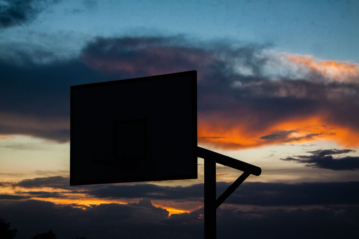 Legacynesho's tweet photo. Hoops under painted skies,
Stories written in clouds. ⛅🏀
Every shot feels like art.
Rims rust. Courts crack. Clouds fade.
But the grind? The grind stays. 🏀
#HustleTwitter #Basketball
#influencers #Goldinthegrind
#wallpaper #Wallpapers
#NaturePhotography https://t.co/KYUG9Dvc39