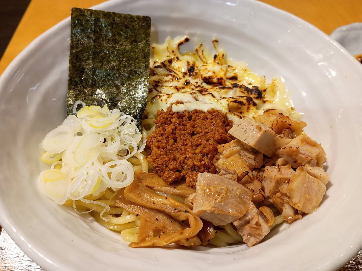 土浦での仕事帰りに油武さんの油そば♪
麺とチーズがよく絡む
ラー油→酢→マヨネーズと味変連鎖✨️
とてもおいしい😋
マヨネーズはじめてだたけどほんとすき！