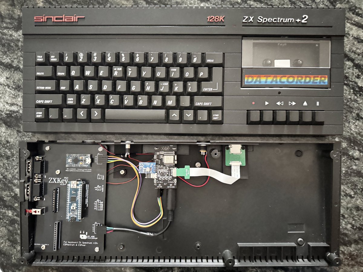 joselopez_ga's tweet image. Bueno finalmente le he diseñado una PCB en condiciones a mi ZX Spectrum +2A, el ZXKey. 😎 Con esta PCB más una Lyligo y el magnífico emulador #ESPectrum hacen que este ZX Spectrum +2A que había fallecido, haya renacido y me encanta!!