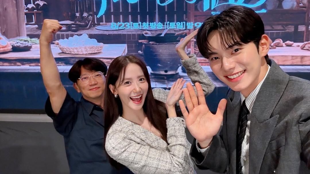 yoona530support's tweet photo. Lee Chaemin talking about sending gifts for Lim Yoona and Director Jang:

Chaemin: When I first met her, I told her, ‘It’s an honor to work on this project with two people I was a fan of.’ The two people I meant were Director Jang Tae Yoo and Yoona sunbaenim. I’ve already sent Chuseok gifts to both of them. They’re like benefactors to me. I sent them food items as gifts.

#LimYoonA #YOONA #윤아 #임윤아 #LeeChaeMin #BonAppetitYourMajesty