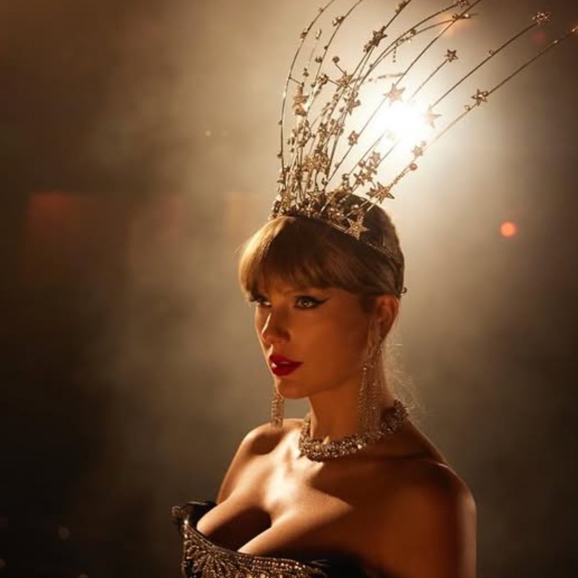PopCrave's tweet photo. ‘The Life of a Showgirl’ by Taylor Swift hits #1 on US Apple Music. https://t.co/5uqO1sfa23