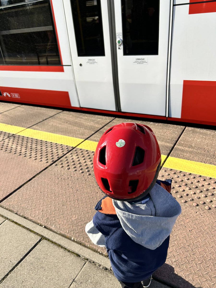 Wycieczka na dworzec kolejowy. Super pociągi 🚄 jeżdżą. Polskie. Miłego dnia Państwu życzę. 👍 #CPK