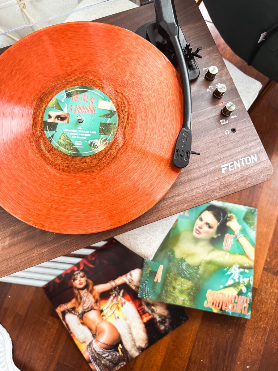 CeceLiciousBook's tweet image. acaba de llegar en físico y no puede ser más lindo ❤️‍🔥 #TSTheLifeOfAShowgirl
 @taylornation13