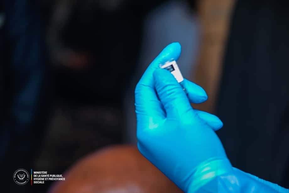 Jeudi 02 Octobre | Le Ministre de la Santé Publique, Hygiène et Prévoyance Sociale, Dr Samuel Roger Kamba, s’est fait vacciner contre Ebola pour montrer l’exemple et rappeler l’importance de la vaccination.

Il a souligné que ce geste traduit sa responsabilité et sa solidarité