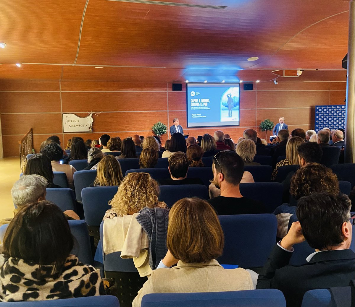 Ottima iniziativa <a href="/Cnasiena/">Cnasiena</a> per confrontare il mondo dell'impresa e del lavoro con le trasformazioni a livello geopolitico. Grande partecipazione di una comunità che crede nel lavoro, nell’innovazione. Forza del nostro territorio. La mia presenza e l’ascolto non mancheranno mai.