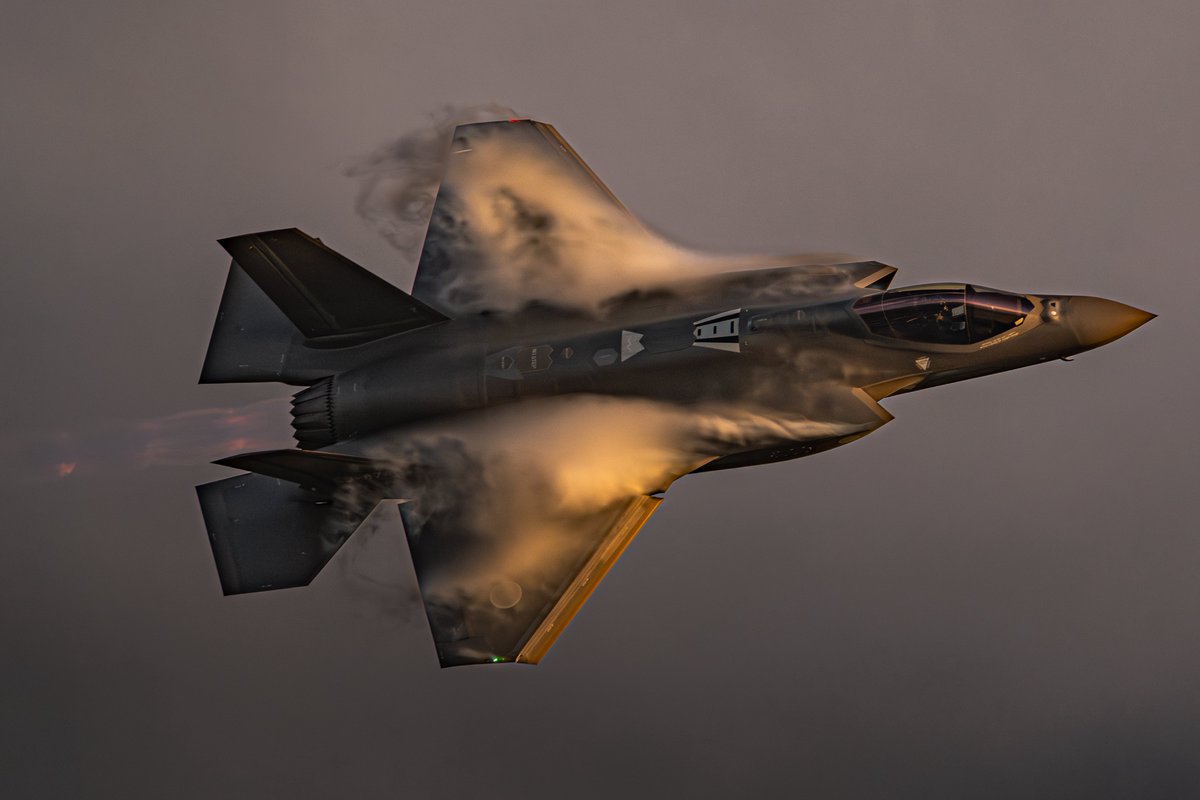 2025.10.02

小松基地 RJNK

17:00から始まった機動予行
過去一カッコイイ35が撮れました😎😎

#小松基地 
#小松基地航空祭