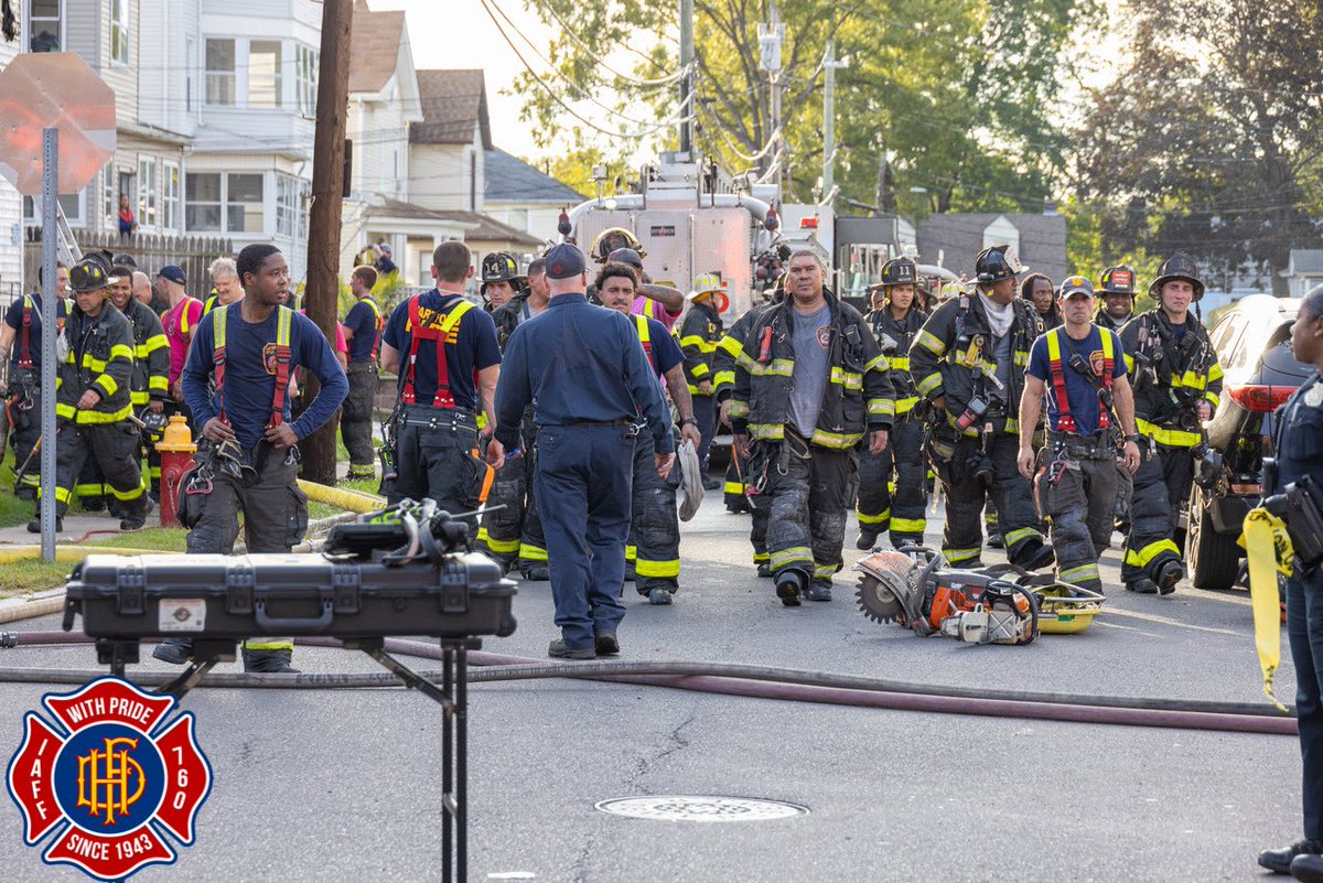 HartfordFire760's tweet photo. Yesterday, our members operated at a #SecondAlarm fire located on #MadisonAve in the city’s #WestEnd. Companies arrived to heavy fire located in the rear enclosed porches and heavy smoke throughout the building. Members quickly went to work to control the blaze. #HFFLOCAL760 https://t.co/Neh2Ot6jhT
