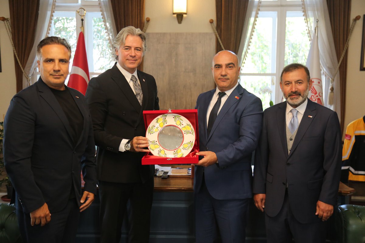 Türk Kızılay İzmir İl Başkanımız Kerem Baykalmış, İl Başkan Yardımcımız  İbrahim Halil Ölmez ve önceki dönem Yalova Kızılay Şubesi Başkan Yardımcısı Eser Çapadağ, İzmir İl Sağlık Müdürü Doç. Dr. Ayhan Kul’u makamında nezaket ziyareti gerçekleştirdi.