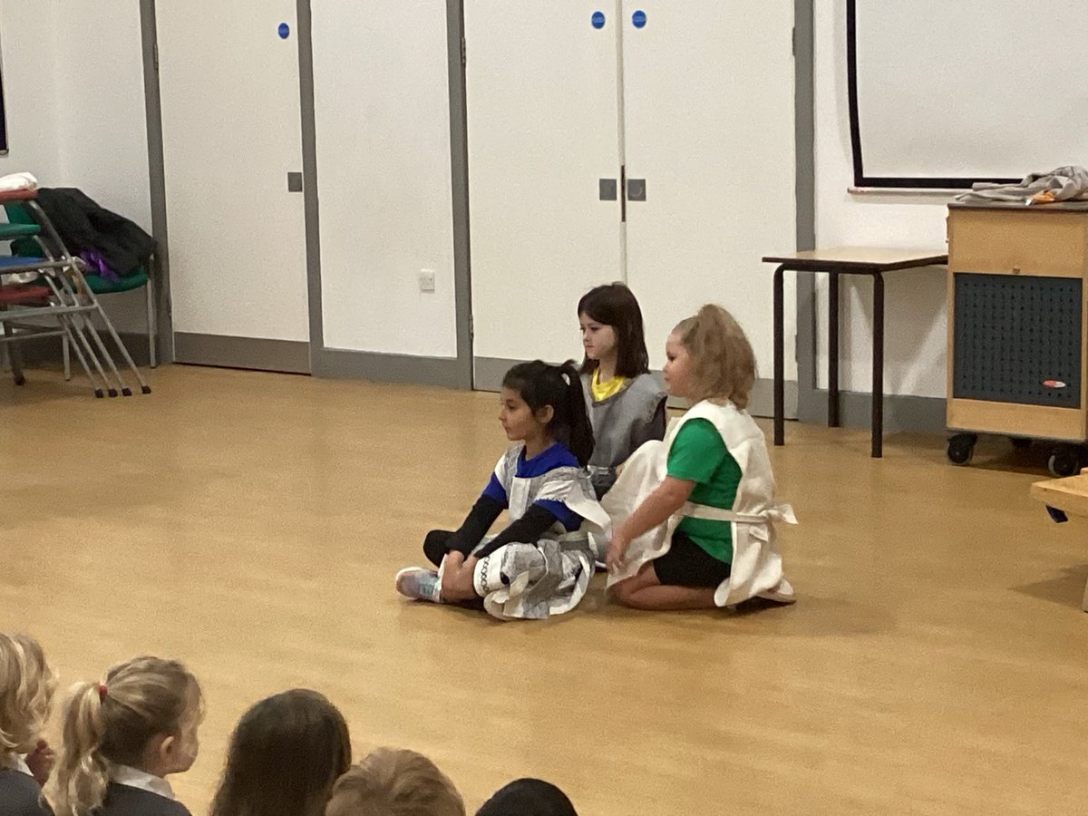MapleTree_GSP's tweet image. We’ve had another lovely visit from our friends from St Mary’s church. We love our ‘ Open the Book’ assemblies. 😁
#greatsankeyre