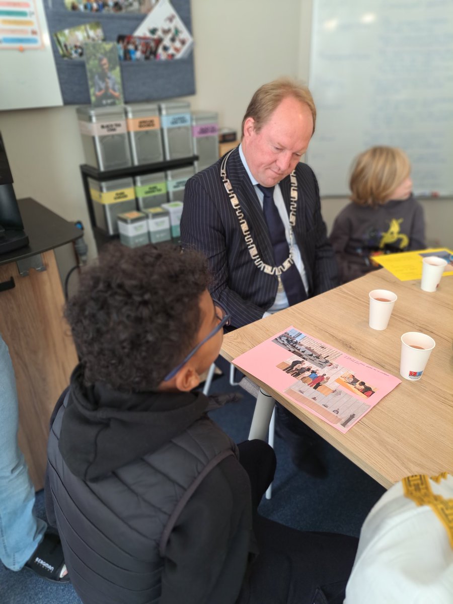Geweldig leuk om bij het #leerlingenparlement van de Driemaster en de Achtbaan te zijn. Deze leerlingen denken al actief mee en vertegenwoordigen hun klasgenoten. Jong geleerd, oud gedaan!
