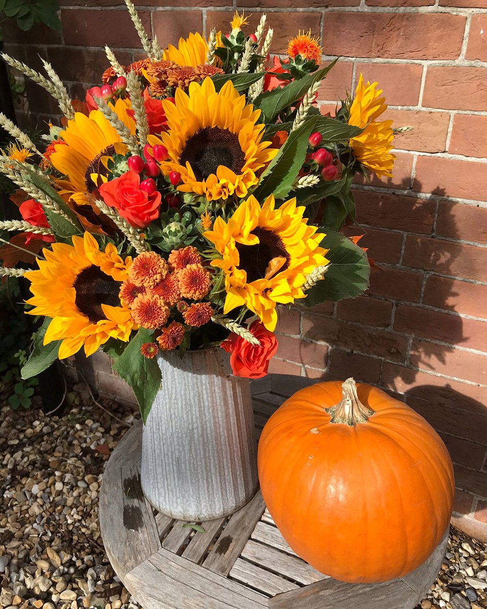 Statement centrepiece: Our Pumpkin Pie bouquet! Rich autumn colour and texture — perfect for harvest decor and cosy tablescapes 🌻 
Shop the #Autumn Edit bit.ly/3Qg3XQd