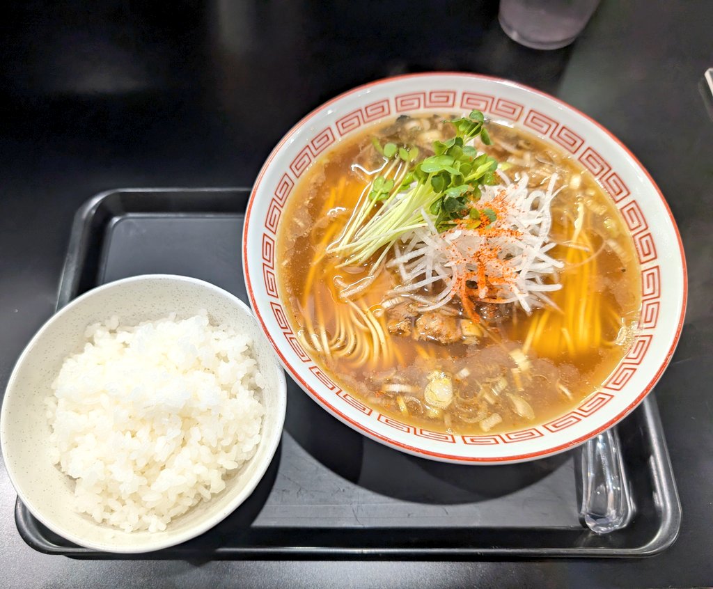 夜の787さん
「秋刀魚清湯らーめん」
「ごはん🍚」

今日はちょっと濃いヤツと鶏油豚骨が出まくったので夜でもサンマが残っててくれたみたいです😊