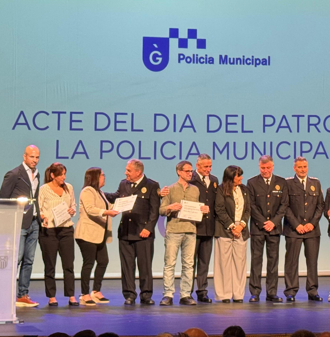 ccoo_FSCbllapag's tweet photo. Aquesta setmana, la secció sindical de @ccoocatalunya  de @AjuntamentGava ha rebut la felicitació pública com a entitat col·laboradora en el marc de l'acte del centenari de la policia municipal. Enhorabona a la nostra gent per la tasca realitzada en benefici de la comunitat. https://t.co/9OgQPM4fAB