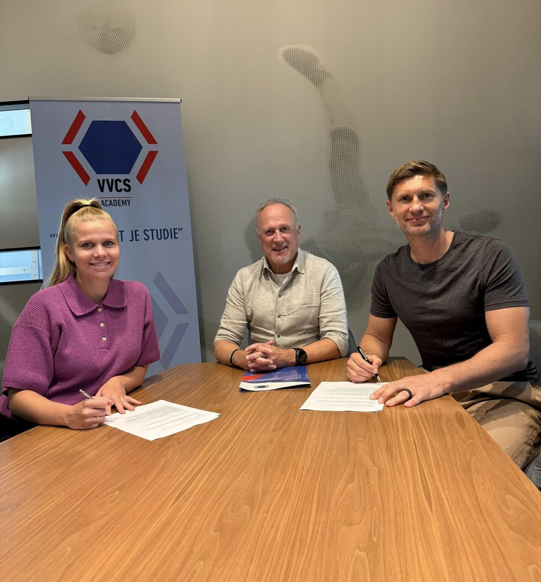 spelersvakbond's tweet image. Welkom Kika van Es ⚽️💫😃

Kika volgt Claudia van den Heiligenberg op als Manager Vrouwenvoetbal bij de VVCS. 

De ex-international zal onder meer de spelersgroepen bij de verschillende clubs gaan bezoeken om te vertellen over het werk van de VVCS.