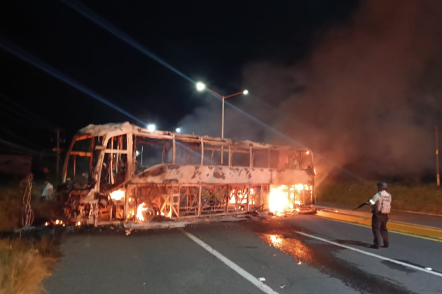 GN_Carreteras's tweet photo. #TomePrecauciones en #Zacatecas se registra cierre total de circulación por incendio de vehículo cerca del km 054+300 de la carretera Zacatecas - Durango. Atienda indicación vial. https://t.co/Kgbf8EIlHW
