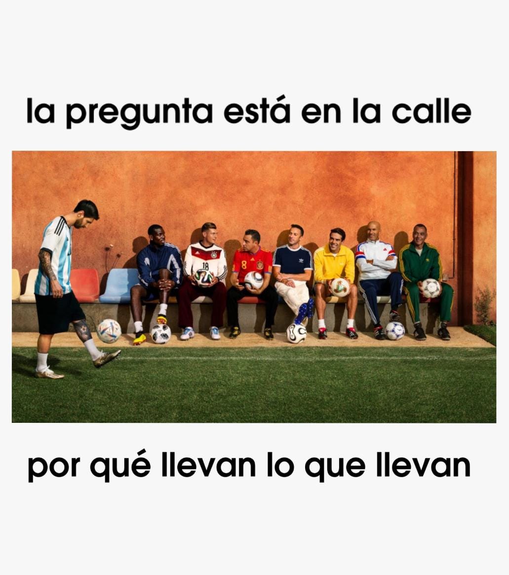 alejandromendo's tweet photo. Todos habéis visto el baño de iconicidad Mundialista que se ha pegado adidas con su foto-cronología

La firma alemana ha colado —a veces con calzador— camisetas, botas y balones de distintas épocas sin ofender mucho a las competidoras.

¿Cómo lo ha hecho? 🧵 https://t.co/Ez3GI9bv1x