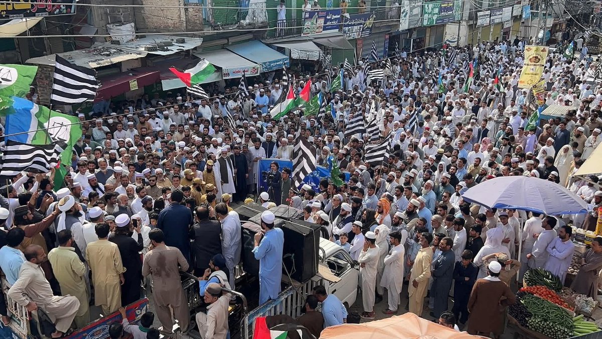 JIKPNorth's tweet photo. دیر پائین — امیر جماعت اسلامی پاکستان حافظ نعیم الرحمٰن کی اپیل پر، صمود فلوٹیلا پر اسرائیلی حملے، غزہ سے اظہارِ یکجہتی اور ٹرمپ امن منصوبے کے خلاف جماعت اسلامی دیر پائین کے زیرِ اہتمام احتجاجی مظاہرے سے امیر ضلع، مولانا اسد اللہ خان، خطاب کر رہے ہیں۔
#NationwideProtests4Flotilla https://t.co/N3fwb0vLpN