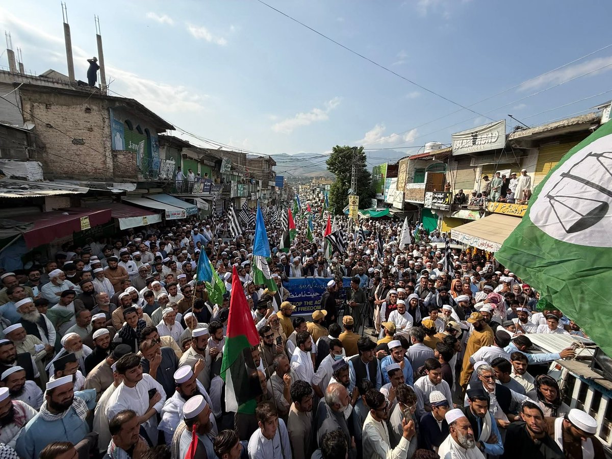 JIKPNorth's tweet photo. دیر پائین — امیر جماعت اسلامی پاکستان حافظ نعیم الرحمٰن کی اپیل پر، صمود فلوٹیلا پر اسرائیلی حملے، غزہ سے اظہارِ یکجہتی اور ٹرمپ امن منصوبے کے خلاف جماعت اسلامی دیر پائین کے زیرِ اہتمام احتجاجی مظاہرے سے امیر ضلع، مولانا اسد اللہ خان، خطاب کر رہے ہیں۔
#NationwideProtests4Flotilla https://t.co/N3fwb0vLpN