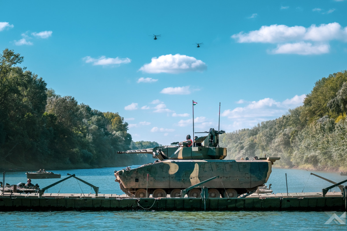 ahmetaalemdar's tweet image. Macaristan ev sahipliğinde Tisza Nehri&apos;nde gerçekleşen EAH&apos;25 Tatbikatına Türk zırhlı birliği de katıldı. Bir yanda Macarların modern KF41 Lynx ZMA&apos;ları bir yanda yaşlı kurt ZMA-15...

Macaristan Savunma Bakanı Kristóf Szalay-Bobrovniczky&apos;nın Türkiye&apos;nin katılımıyla ilgili…