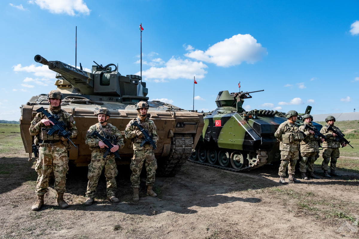 ahmetaalemdar's tweet image. Macaristan ev sahipliğinde Tisza Nehri&apos;nde gerçekleşen EAH&apos;25 Tatbikatına Türk zırhlı birliği de katıldı. Bir yanda Macarların modern KF41 Lynx ZMA&apos;ları bir yanda yaşlı kurt ZMA-15...

Macaristan Savunma Bakanı Kristóf Szalay-Bobrovniczky&apos;nın Türkiye&apos;nin katılımıyla ilgili…