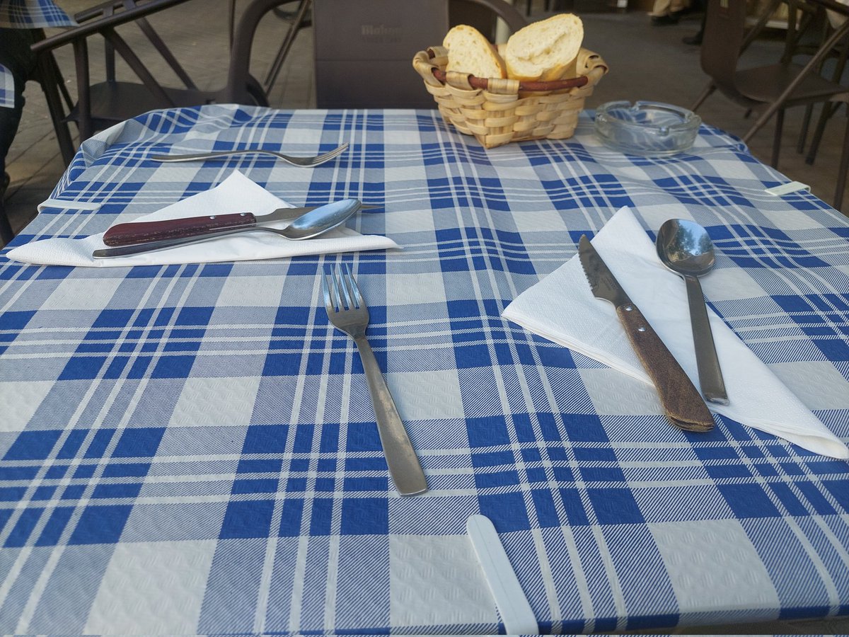 Mr_Abraham_'s tweet photo. BAR LUSA (Lista, Madrid)

Muy buen menú del día por 15€ en plena calle José Ortega y Gasset.

Fabada contundente, lubina a la plancha (la foto igual engaña pero estaba bien frita y jugosa por dentro) y flan casero.

Directo a mi Top de menús del día. https://t.co/reGVMzRSqx