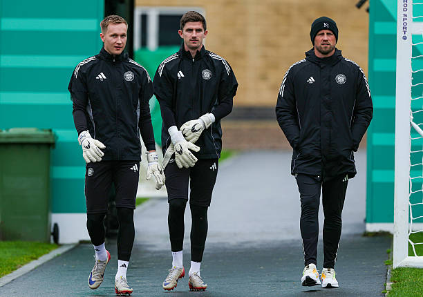 TheParkheadF's tweet photo. Kasper Schmeichel not taking part this morning. 🤔 https://t.co/SFFIiN4Out