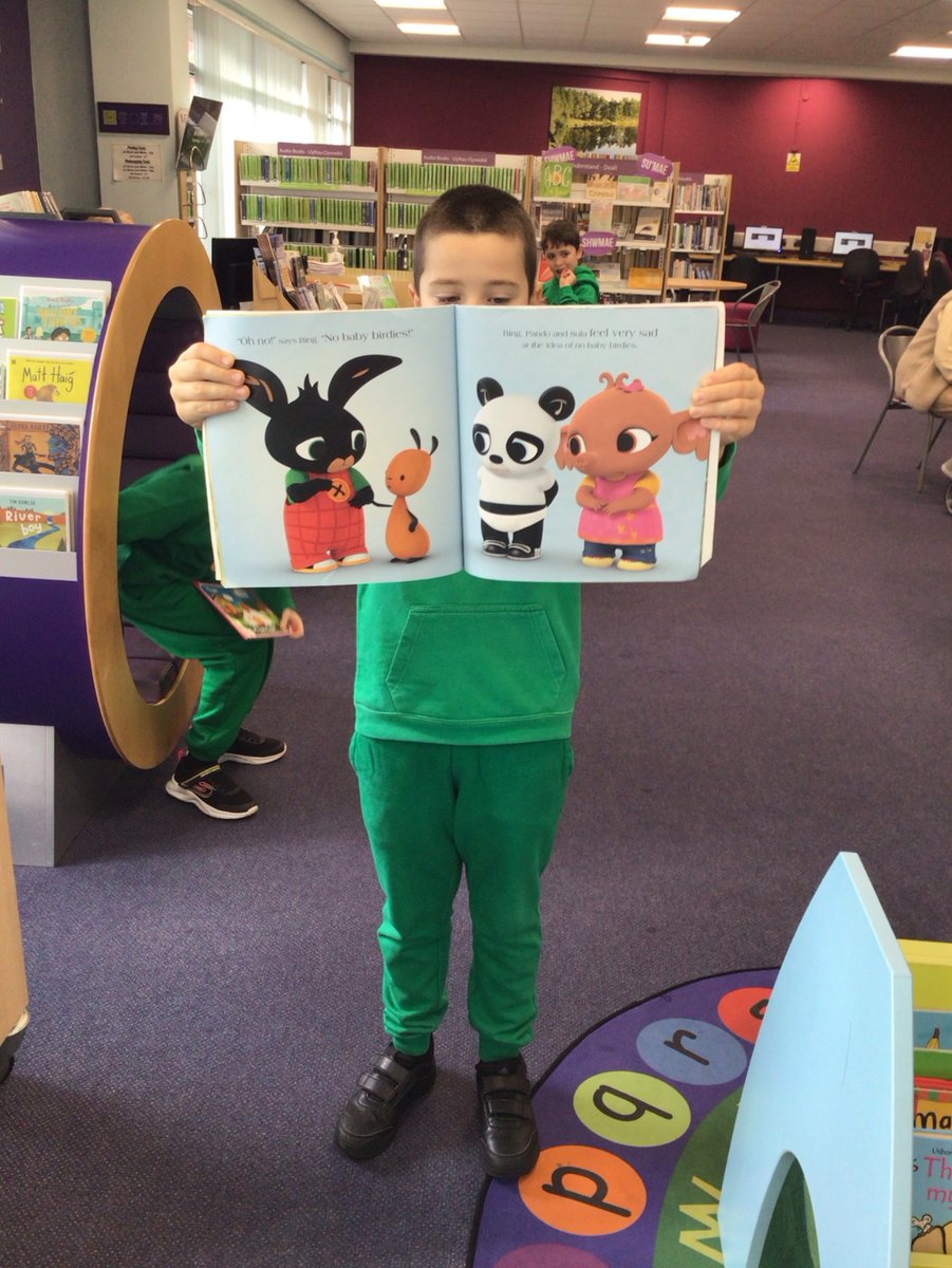 glanhowyprimary's tweet image. Pupils in Y Garn have been exploring their local community again this week. We had a lovely time exploring Tredegar library, choosing our own books and using our class library card to borrow books! #G_FCE #YGarn #LocalCommunity #Independentlearners