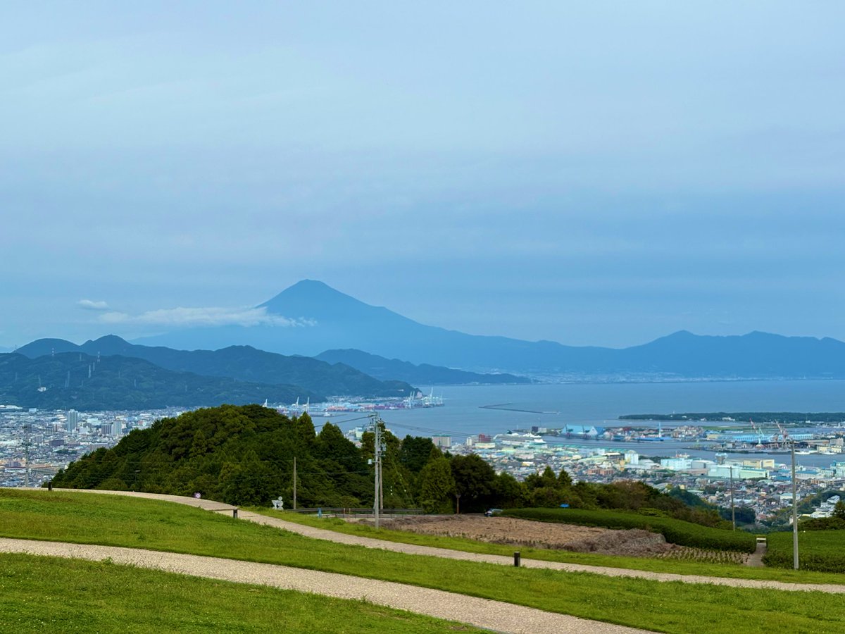 Ze_Ku_At's tweet photo. 久しぶりにアテンザを撮ってみた！(^^)
曇ってたけど、富士山が拝めた https://t.co/vJN4m9idRu